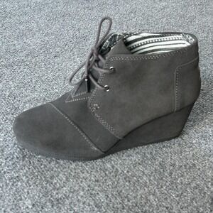 TOMS Desert Wedge Boots Womens Size 7.5 Gray Suede Lace Up Ankle Booties 300S15